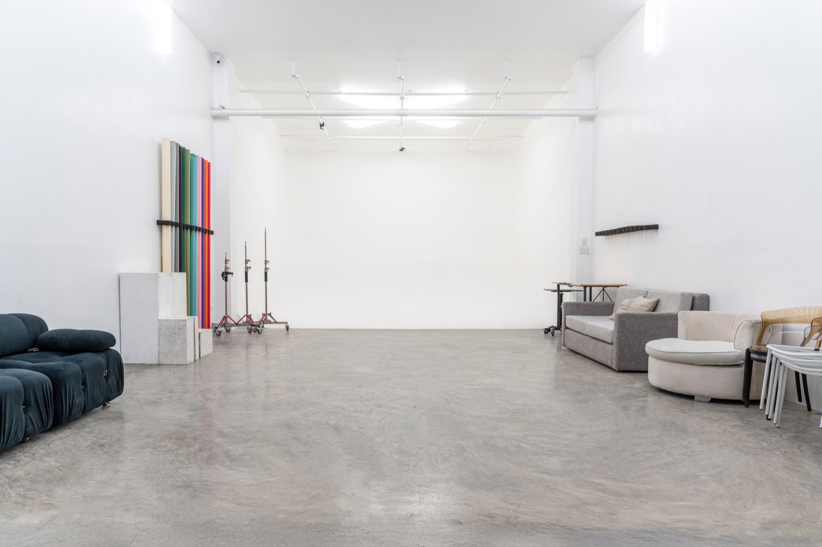 PioneerX shooting floor, color backdrop rolls, lighting stands, lounge